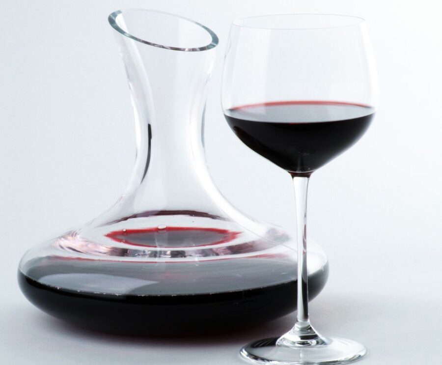 Dekantowanie Wina - Kluczowe Informacje o Procesie, Celu i Metodach