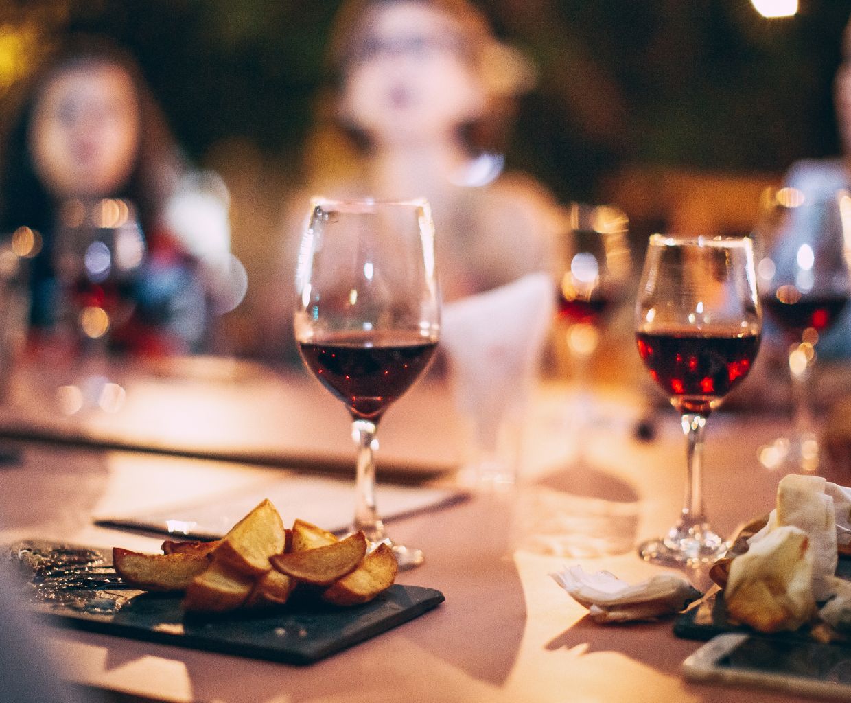 Wino Półwytrawne a Półsłodkie: Różnice, Smak i Idealne Dopasowanie
