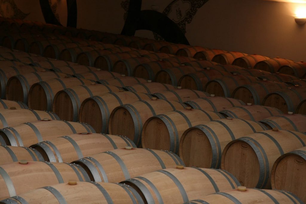 Dębowe beczki - produkcja białego wina