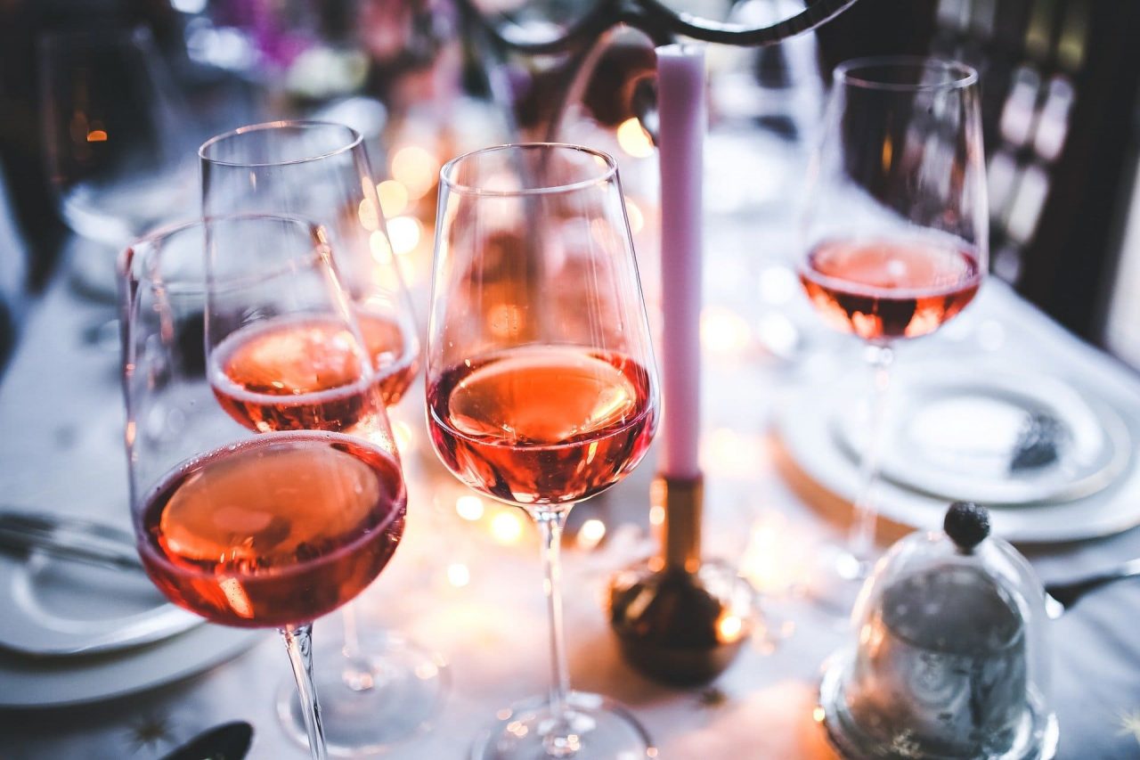Wino różowe kieliszki