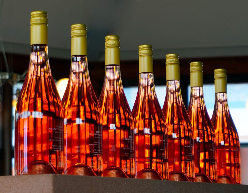 Wino różowe butelkowanie